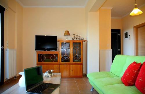 Theologos Apartment | Comfy flat with Garden near the Beach