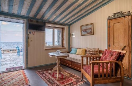 Lesvos Apartment | containerluxury2