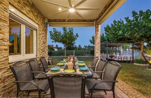 Tempi House | Costa Petra - Luxury Seaside Cottage with Garden - Vacation House for families in Greece