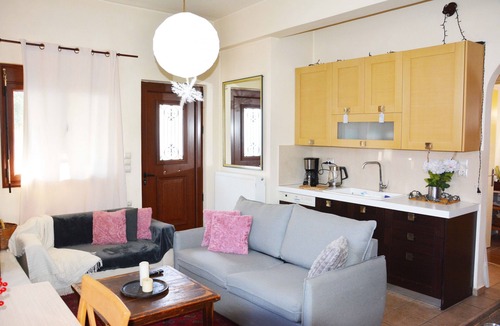 Pentalofos House | Cosy! Pet-Friendly!35 min to the ski tracks Parnassos and 15 min from the beach!