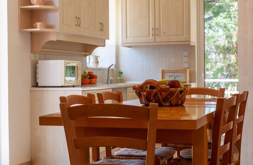 Melissopetra House | Cottage with garden and sea view