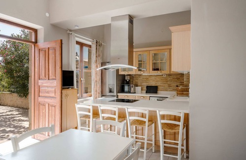 Monopari Villa | Countryside Villa with a Walk-in Free Form Pool