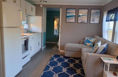 San Leon Cottage | Cozy 2-bedroom cottage tiny house in Sunny San Leon TX