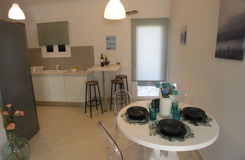 Ipsos Apartment | Cozy Apartment with Jucuzzi & Fitness center - perfect for couples!