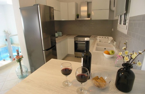 Ipsos Apartment | Cozy Apartment with Jucuzzi & Fitness center - perfect for couples!