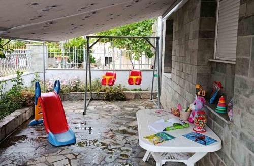 Istiaia-Aidipsos House | Cozy Boutique Village Home with Garden BBQ and Playground