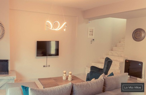 Mytikas Villa | Cozy, Luxurious and Poolside Three Bedroom Villas Minutes From the Beach