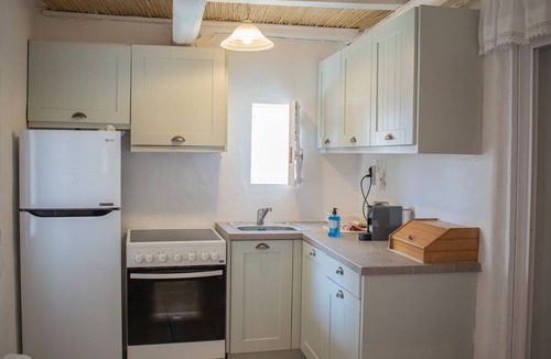 Nea Cryssi Akti Apartment | Cozy studio for 2 guests with 1 child or 3 adults - walking distance to beach