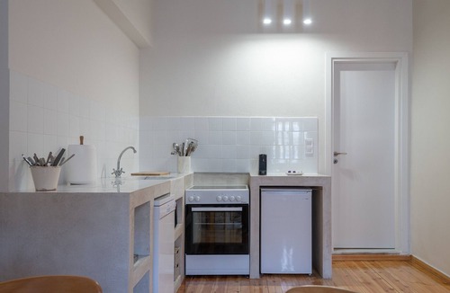 Kerameikos Apartment | Cream – Bright & Full of Character in Metaxourgeio