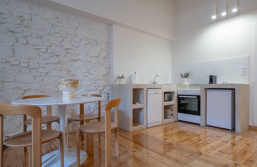 Kerameikos Apartment | Cream – Bright & Full of Character in Metaxourgeio