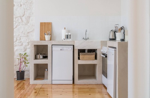 Kerameikos Apartment | Cream – Bright & Full of Character in Metaxourgeio