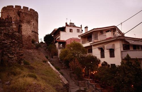 Ano Poli Hostel | Crossroads