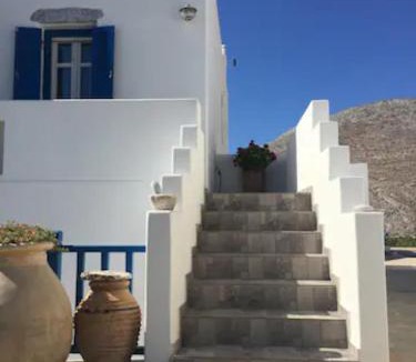 Tholaria House | Cycladic house in rural surrounding 2