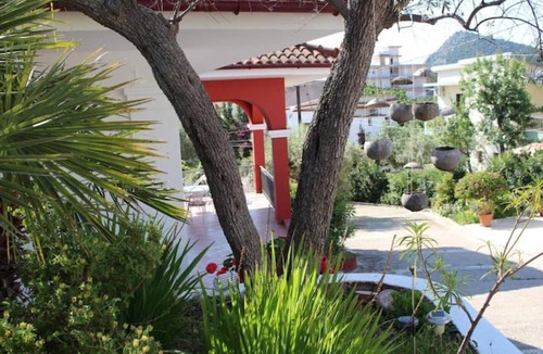 Tolo House | Daphne house