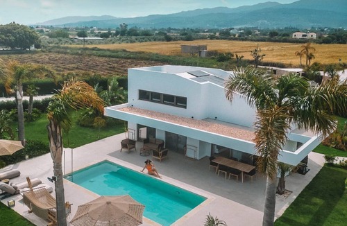 Tingaki Villa | Dazzling Kos Villa | Villa Lily-Luna | 3 Bedrooms | Spacious Furnished Sun.