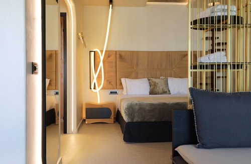 Glastros Hotel | Deluxe Zirkon Suite with Private Pool