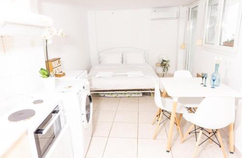 Ano Poli Apartment | Dimitra's cosy studio in old town with backyard