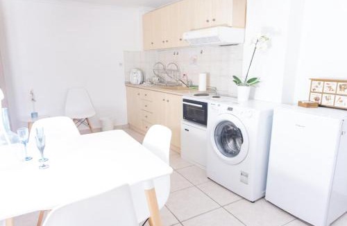 Ano Poli Apartment | Dimitra's cosy studio in old town with backyard