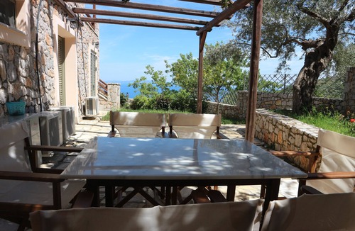 Livadi Villa | DIO GUESTHOUSES - VILLA VIGLA 3 B/R VILLA WITH PRIVATE GARDEN AND SWIMMING POOL