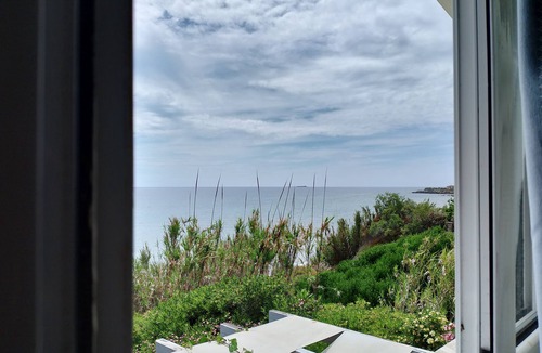 Ag. Georgios House | DIRECTLY ON THE SEA BEAUTIFUL APARTMENT for 2 to 4 guests