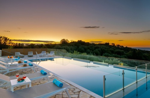 Petaleia Villa | Discounts! Family Villa Portes: infinity pool, amazing sea view, renovated 2022