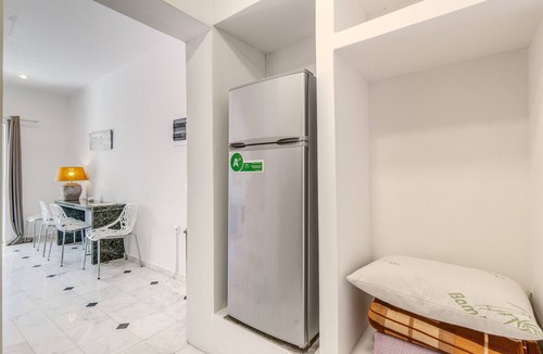 Agios Gordios Apartment | Doliva John Apartment with Private Jacuzzi, Mountain View and Air Conditioning