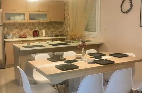 Nea Iraklitsa Apartment | Dream Home is a new, independent modern apartment 250 m from the the beach
