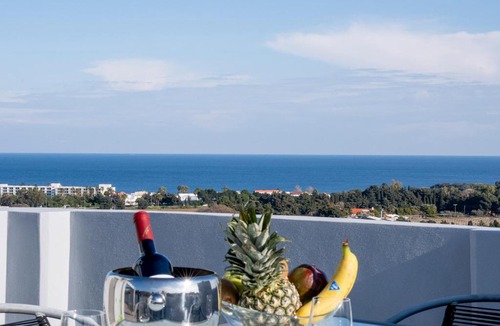 Petaloudes Apartment | E&A luxury apartment with sea view