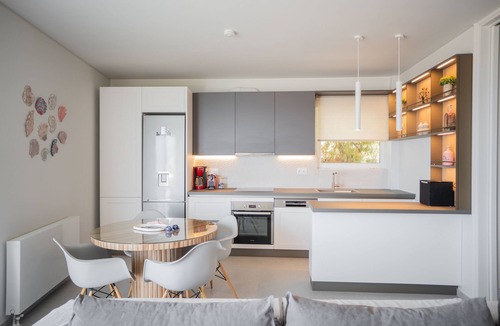 Saronida Apartment | El Mar Seaview Penthouse, 2 BDR, 7’ from beach, renovated