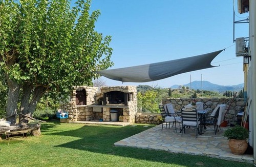 Gouvia House | Elegant Holiday Home in Gouvia with Garden