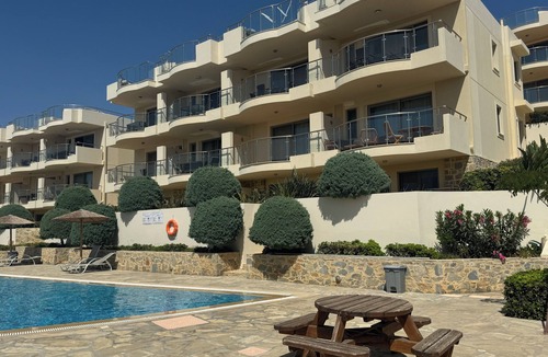 Koutsouras Apartment | Elegant, Modern apt. Shared Swimming Pools. 5 min walk to Beach sleeps 6