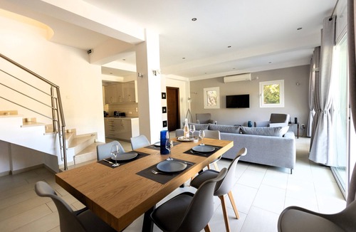 Mikros Gialos Villa | Elegant villa with beautiful view and private pool 100 m from the beach