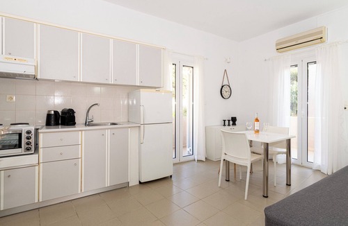 Lygaria Apartment | Elio C 1BDR Apt w/Garden 1 min from beach by Hospi