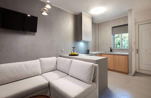 Loutraki Apartment | Elisa Seaside Luxury Suite private hot tub, beach