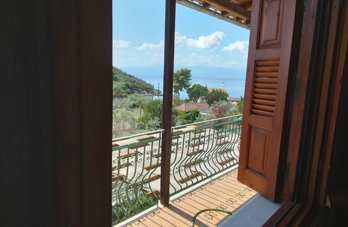 Volos Villa | Ella's Sea View Villa, Greece, beachfront near Volos, BBQ, airy, family-friendly