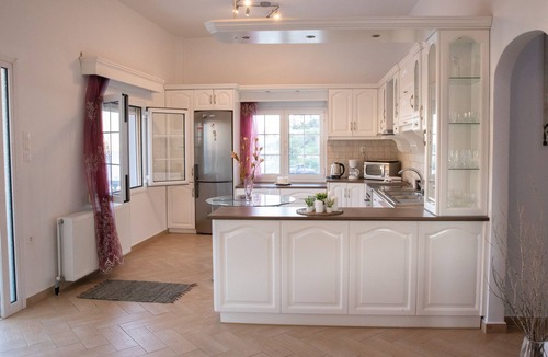 Panteli Apartment | Emerald Heaven, Spacious house near the beach with a magnificent view.