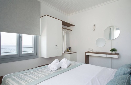 Spetses Apartment | Enjoy the sea view from the comfort of your bed! - Queen sized bed studio