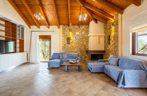 Gargaliani Villa | Entheon Olive Villas - Poolside Retreats