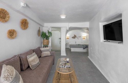 Mandrakia House | Esperanza Boathouse