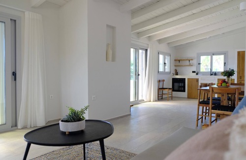 Komnina Apartment | Evia Bay Suites & Retreats