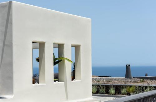 Kamari Villa | Exclusive Santorini Villa The Breeze Villa 2 Bedrooms Private Jacuzzi Pool and Serene Location Vourvoulos