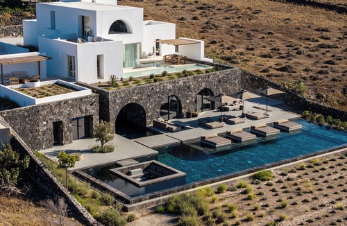 Oia Villa | Exquisite Luxury villa at Oia with expansive pool area and Grand interiors