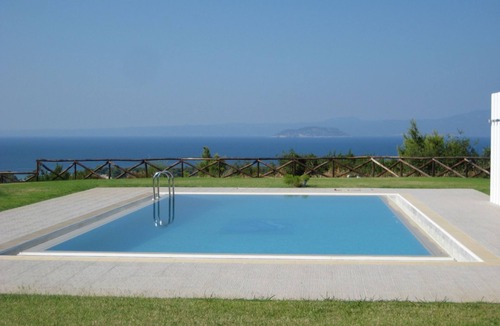 Pefkochori Villa | Extraordinary residence combining unlimited sea view and pure nature.