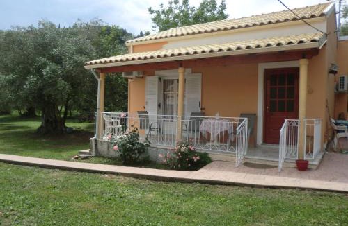 Velonades House | Family Holiday Apartment with garden & BBQ