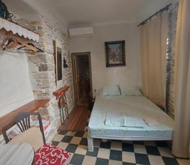 Filoti House | Fasolas square studio 15m2 is located 30 stairs up from the main road and it is in the old market fasolas and next to the museums