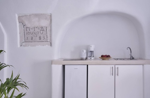 Finikia House | Fava Eco Suites - Master Suite with Outdoor Private Jetted Tub