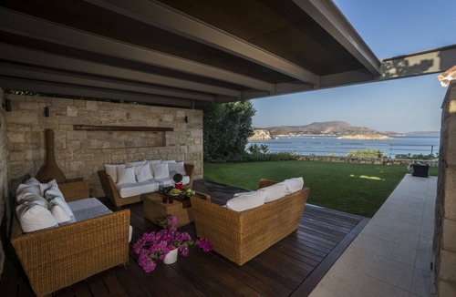 Plaka Villa | Feel like traveling on a luxury Cruise. The best peaceful holidays.