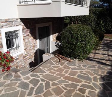 Dasamari House | Ferienwohnung zwischen City Athen Strand und Flughafen in den Bergen