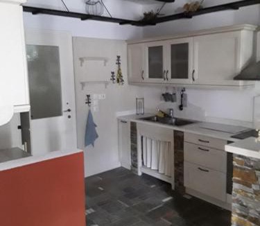 Dasamari House | Ferienwohnung zwischen City Athen Strand und Flughafen in den Bergen