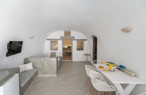 Karterados House | Fira-cave-sleeps 13-parking-pool-pet Friendly